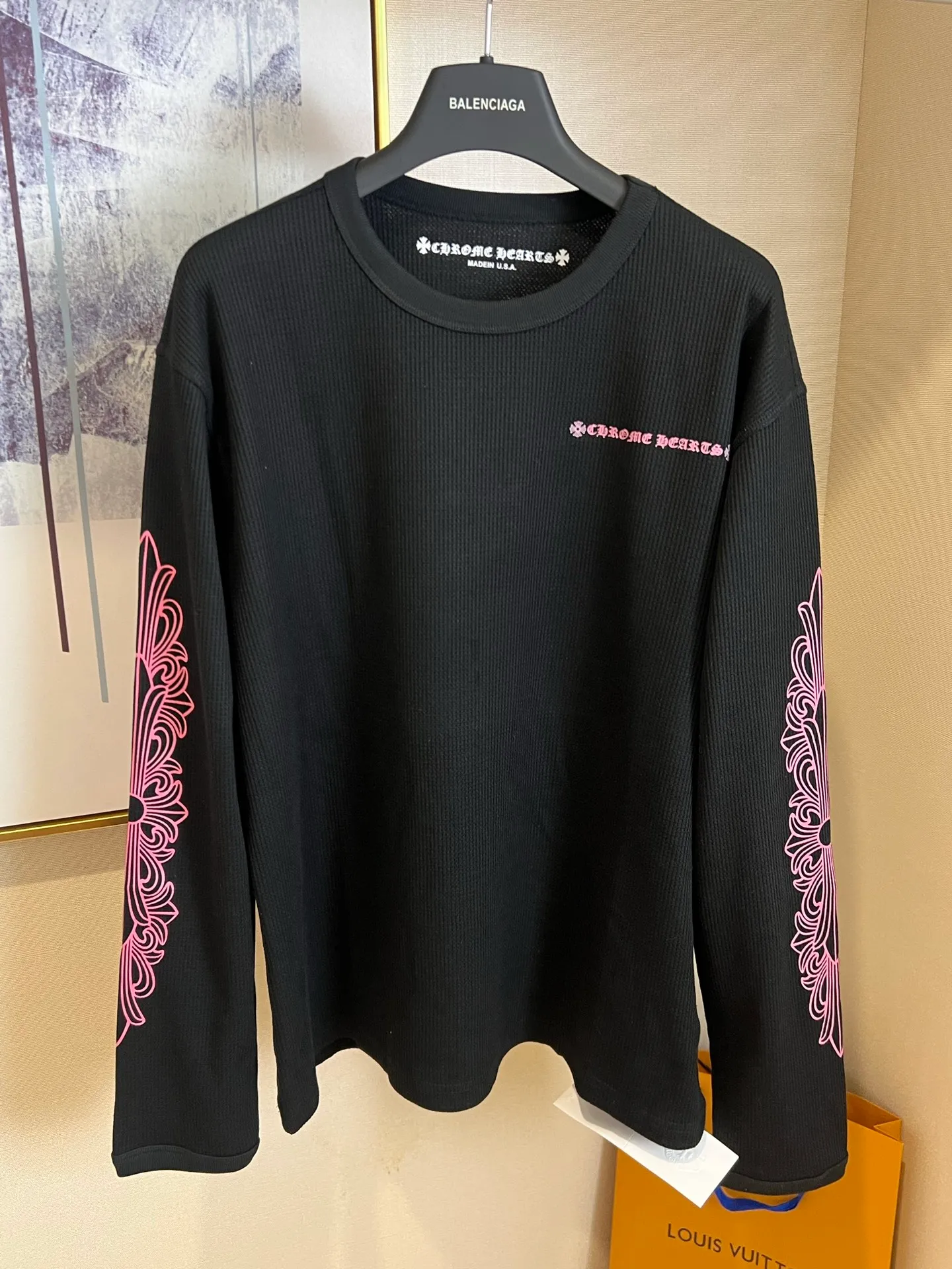 P230 Size: S/M/L single color, same style for men and women Chrome Hearts 22FW Chrome Hearts waffle letter printed long-sleeved T-shirt, the first clues can be seen from the release of Chrome Hearts 25 spring and summer new style📝This year's micro-profile items are definitely the dark horse of the trend The crisp feeling brought by the special nature of waffle fabric coincides with the rising fashion trend in autumn and winter. In addition to layering in autumn and winter, there are already many celebrities/trend bloggers wearing them. Family members with a keen sense of fashion, come and choose! !  ⚠️It is recommended to dry clean or wrap it inside the laundry bag and machine wash it in cold water quickly!